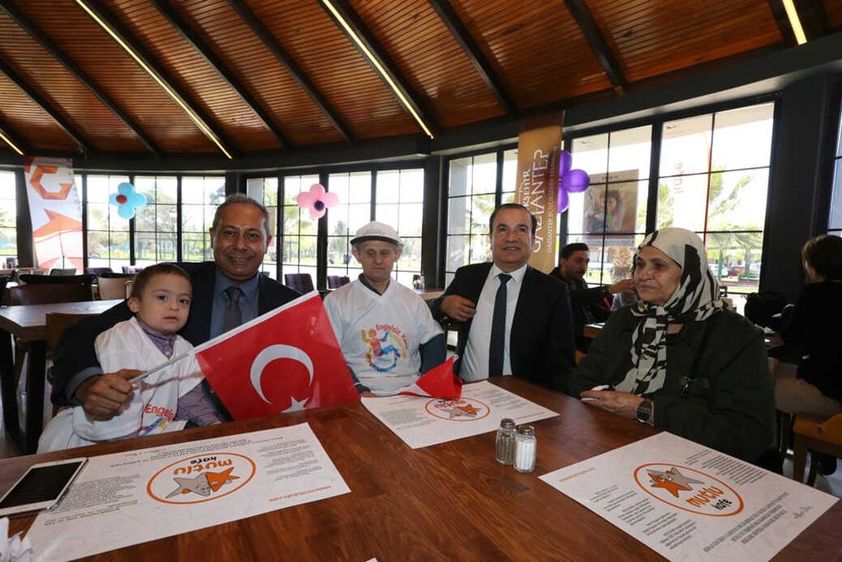 Mutlu Kafe\'de Mutlu Bir Gün