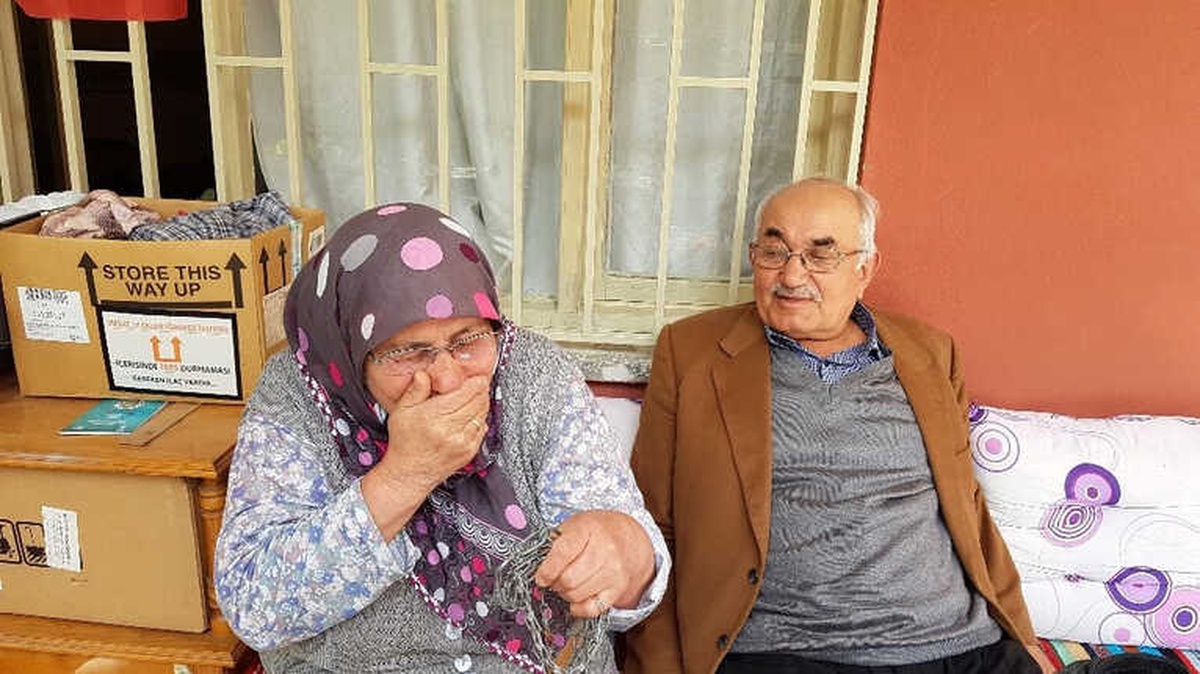 Yaşlı Çift Kayıp Köpekleri İçin Gözyaşı Döküyor