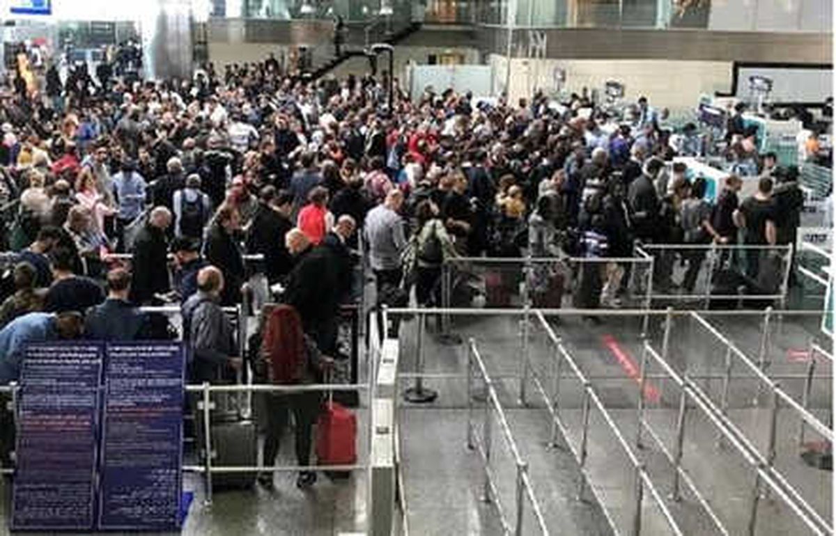 Sistem Arızalandı, Pasaport Kuyrukları Uzadı