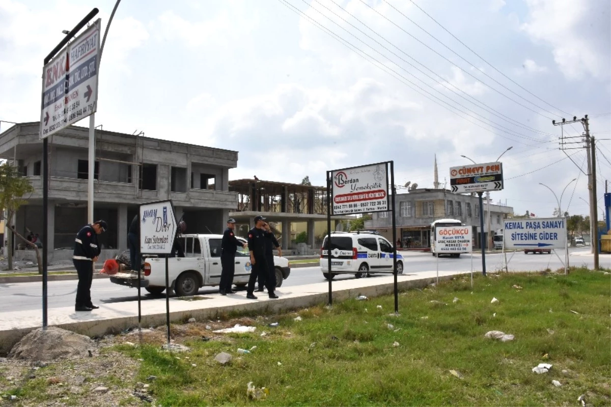 Tarsus\'ta Uygunsuz Konulan Pano ve Levhalar Kaldırıldı