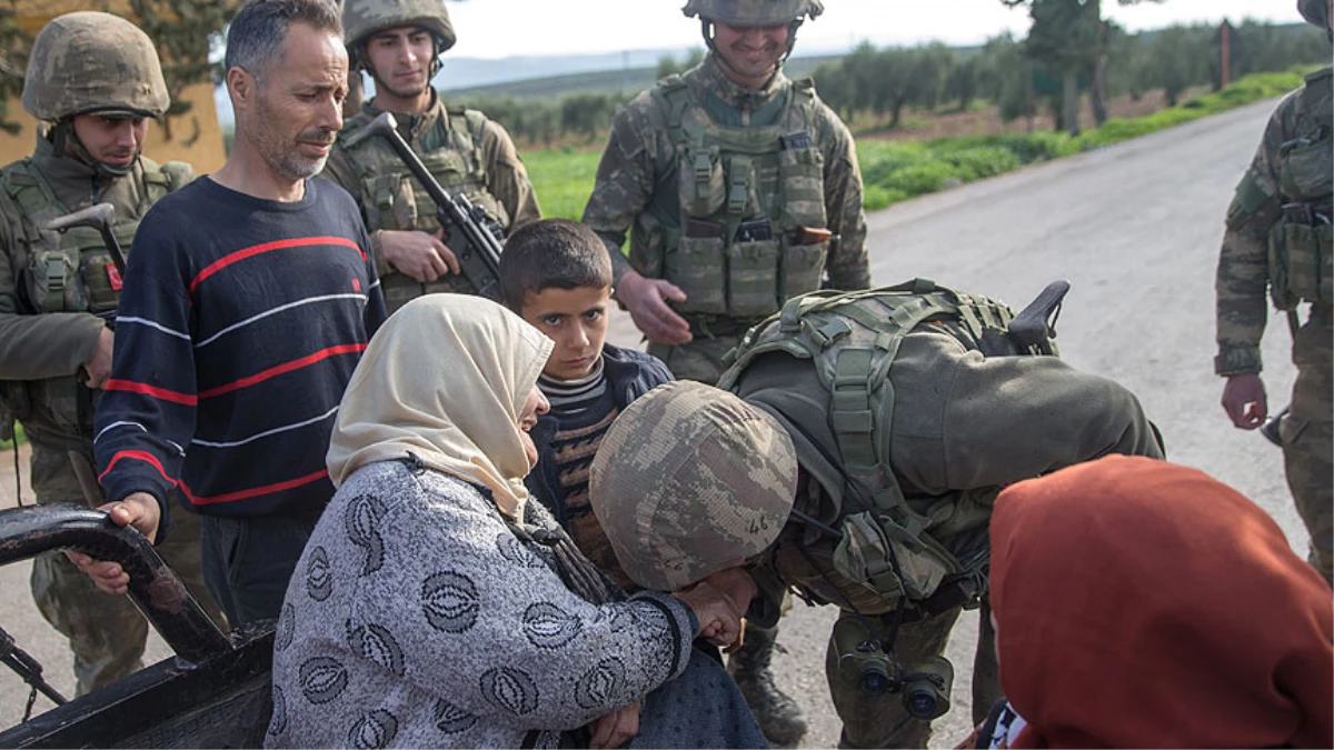 Afrin\'de Duygulandıran Diyalog! Komandolarla Karşılaşan Nine: Rabbim Sizden Razı Olsun