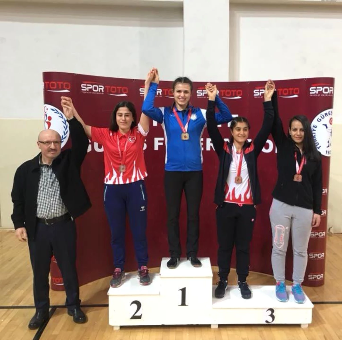 Yalova\'da Yapılan Genç Kadınlar Güreş Türkiye Şampiyonası Bitti
