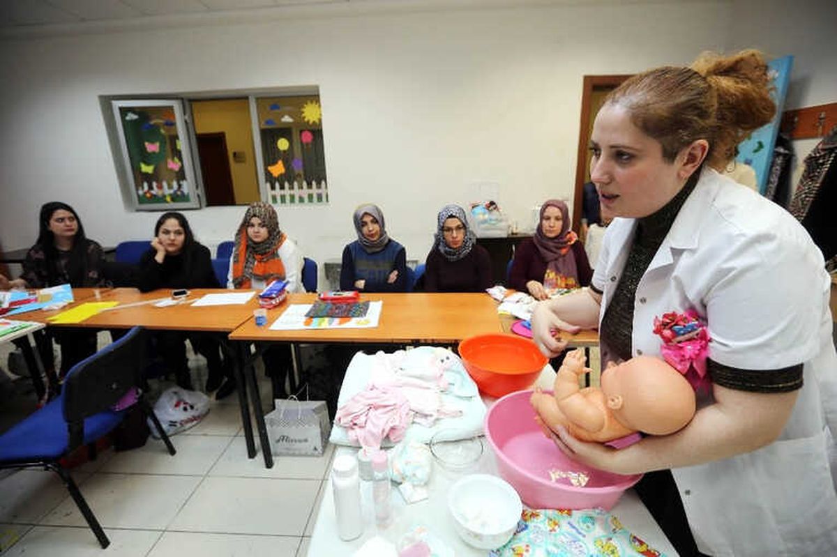 Yenimahalle\'nin Anneleri Çocuk Bakımını Öğreniyor