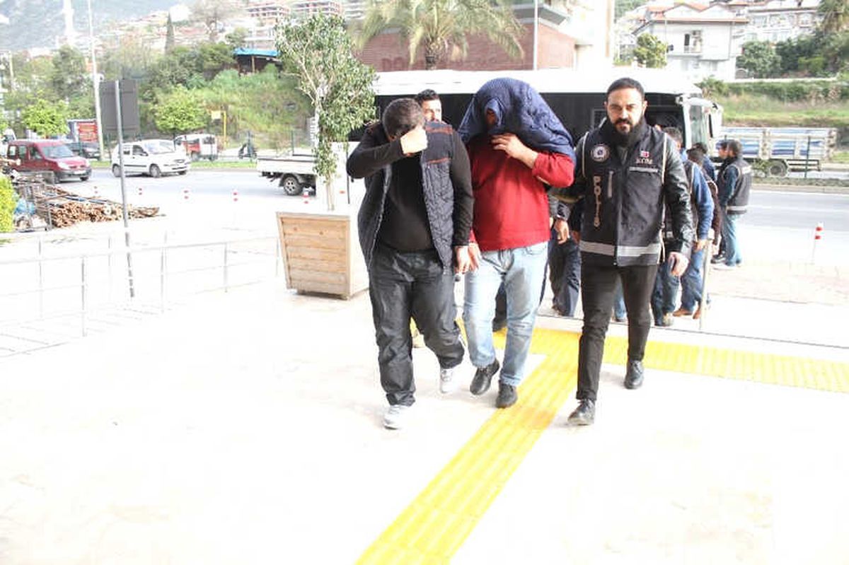 Alanya\'da 17 Tefeci Şüphelisi Adliyede
