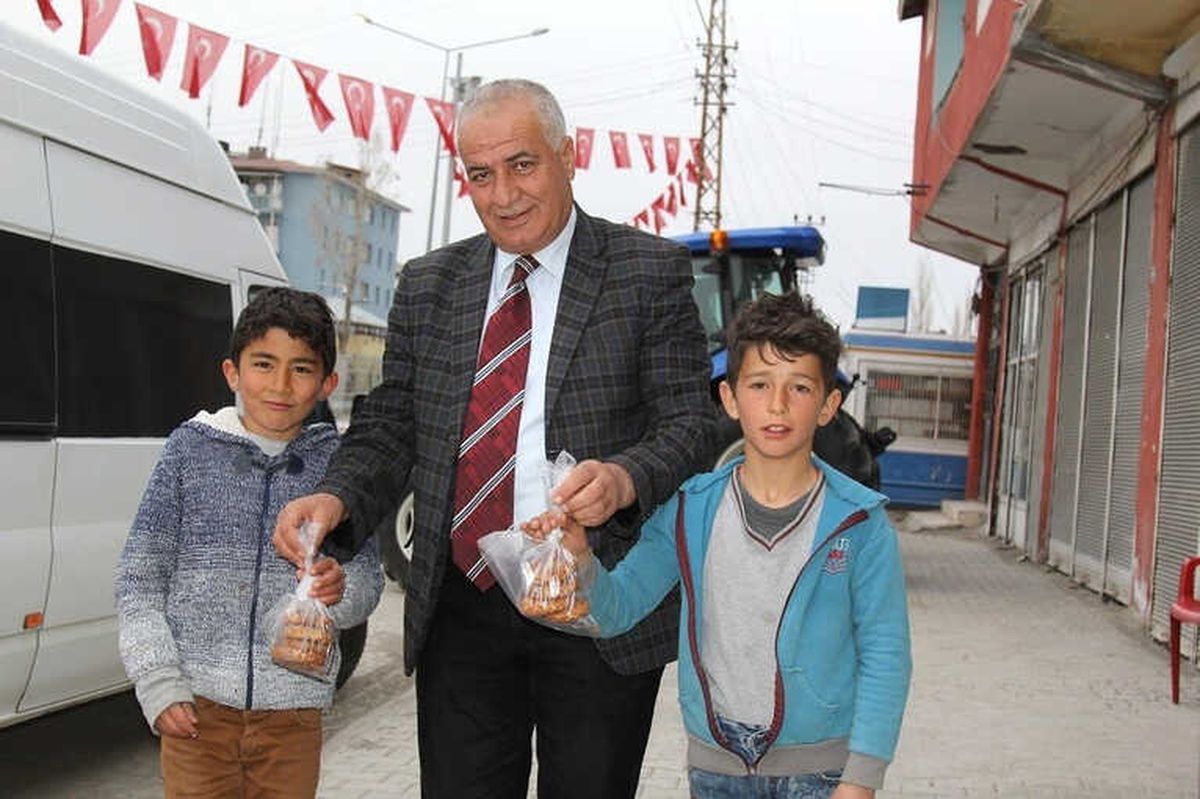 Başkale Belediyesi Kandil Simidi Dağıttı