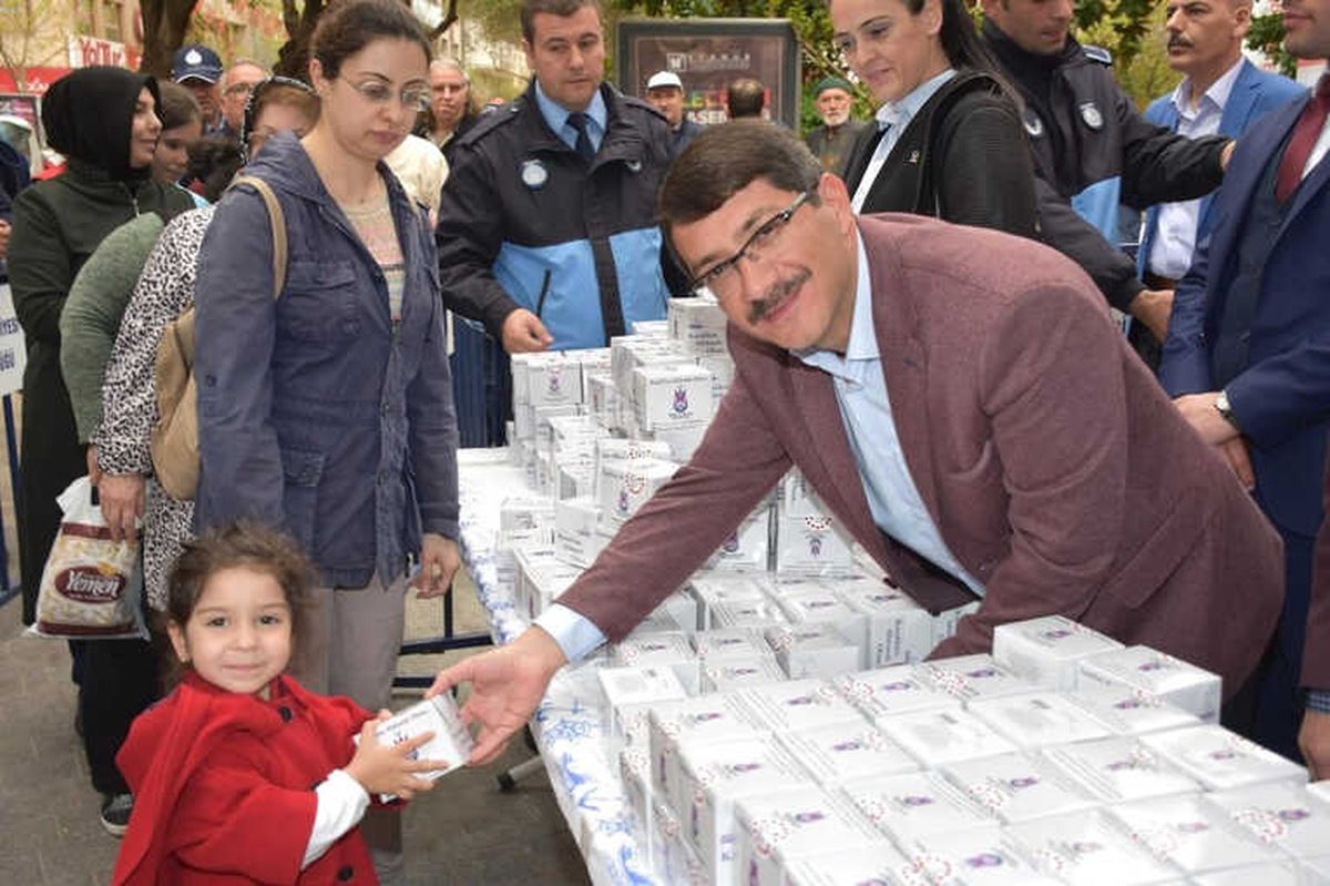 Başkan Çelik Vatandaşlara Kandil Simidi Dağıttı