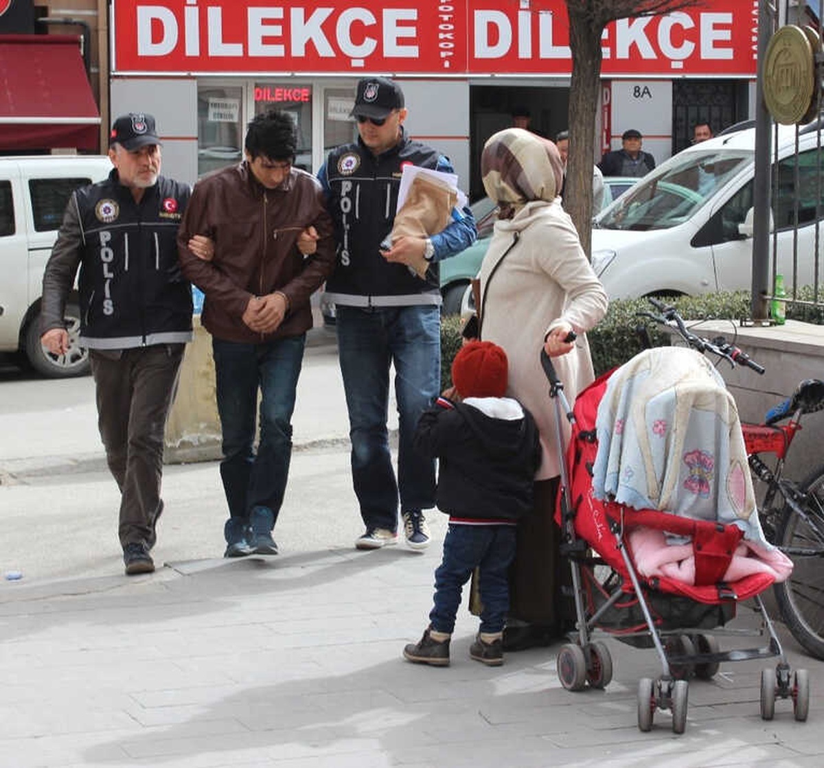 Eşinin ve Çocuklarının Yüzüne Bakamadı