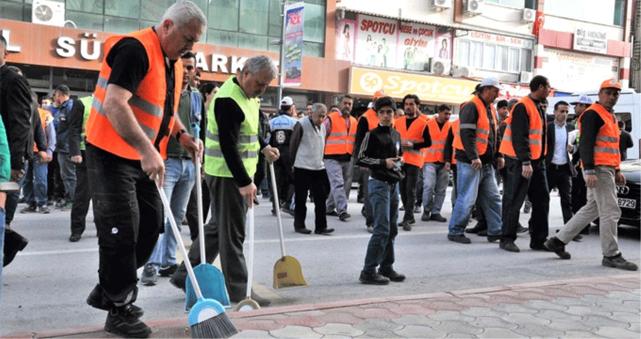 Gözdağı Vermek İsteyen İşçiler İş Bıraktı, Sokakları Belediye Başkanı Temizledi