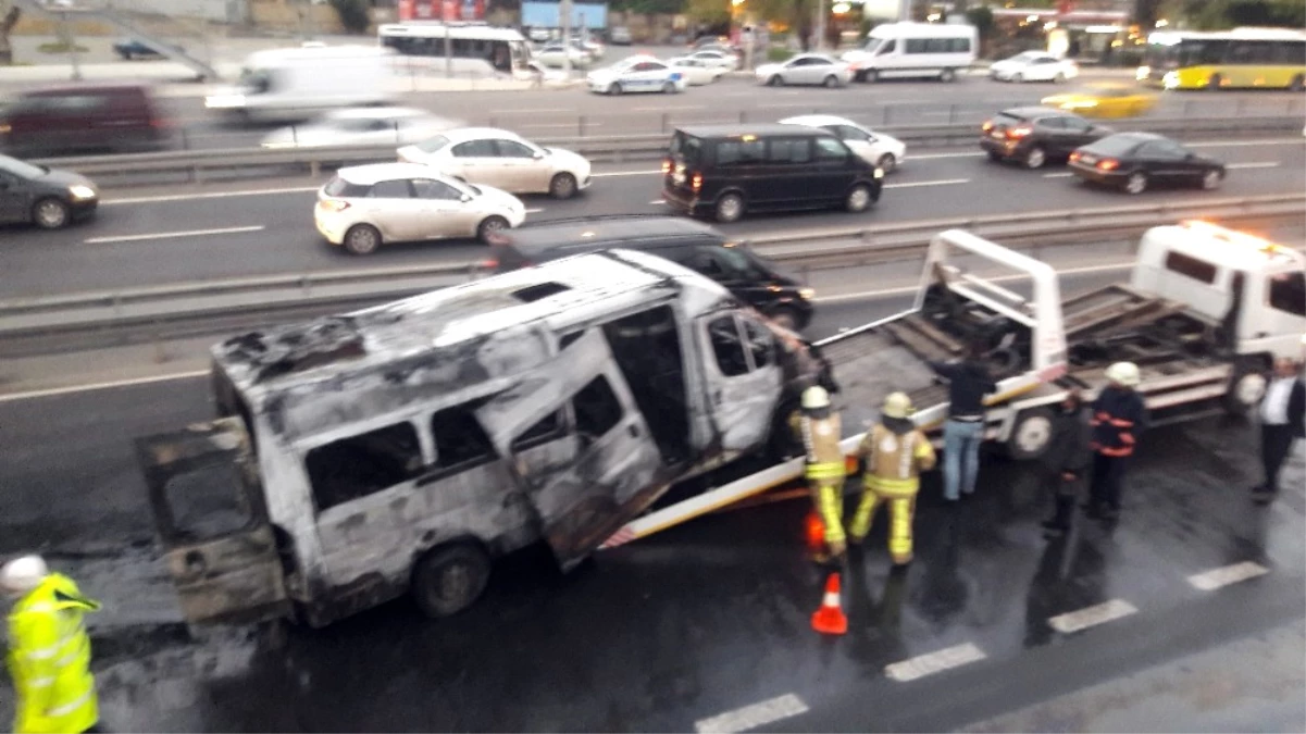 İstanbul\'da Sahil Yolunda Servis Minibüsü Alev Alev Yandı