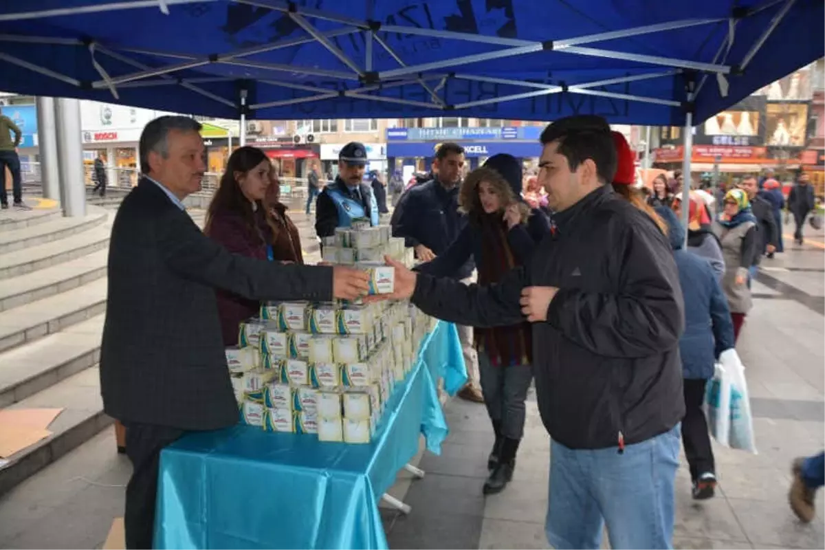 İzmit Belediyesi Kandil Simidi Dağıttı