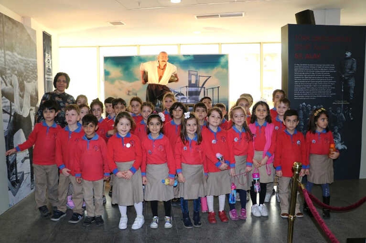 Minikler Çanakkale Zaferi Sergisini Geziyor