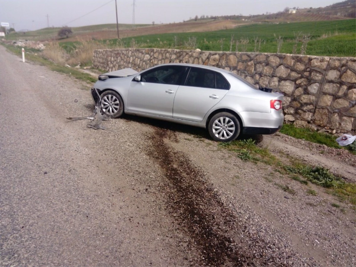 Otomobil İstinat Duvarına Çarptı: 2 Yaralı
