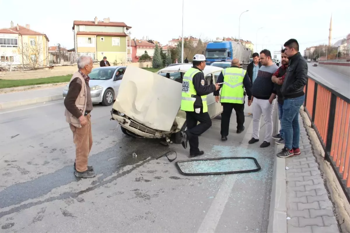 Otomobilinin Ön Camına Havadan Korkuluk Demiri Düştü, Ölümden Döndü