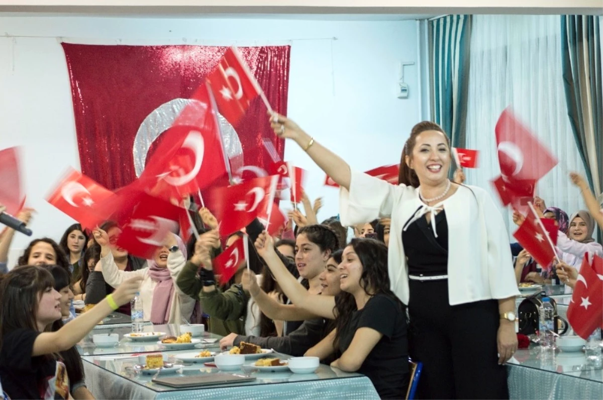 Şehit ve Gazi Aileleri Adana Kız Lisesi\'nde Bir Araya Geldi