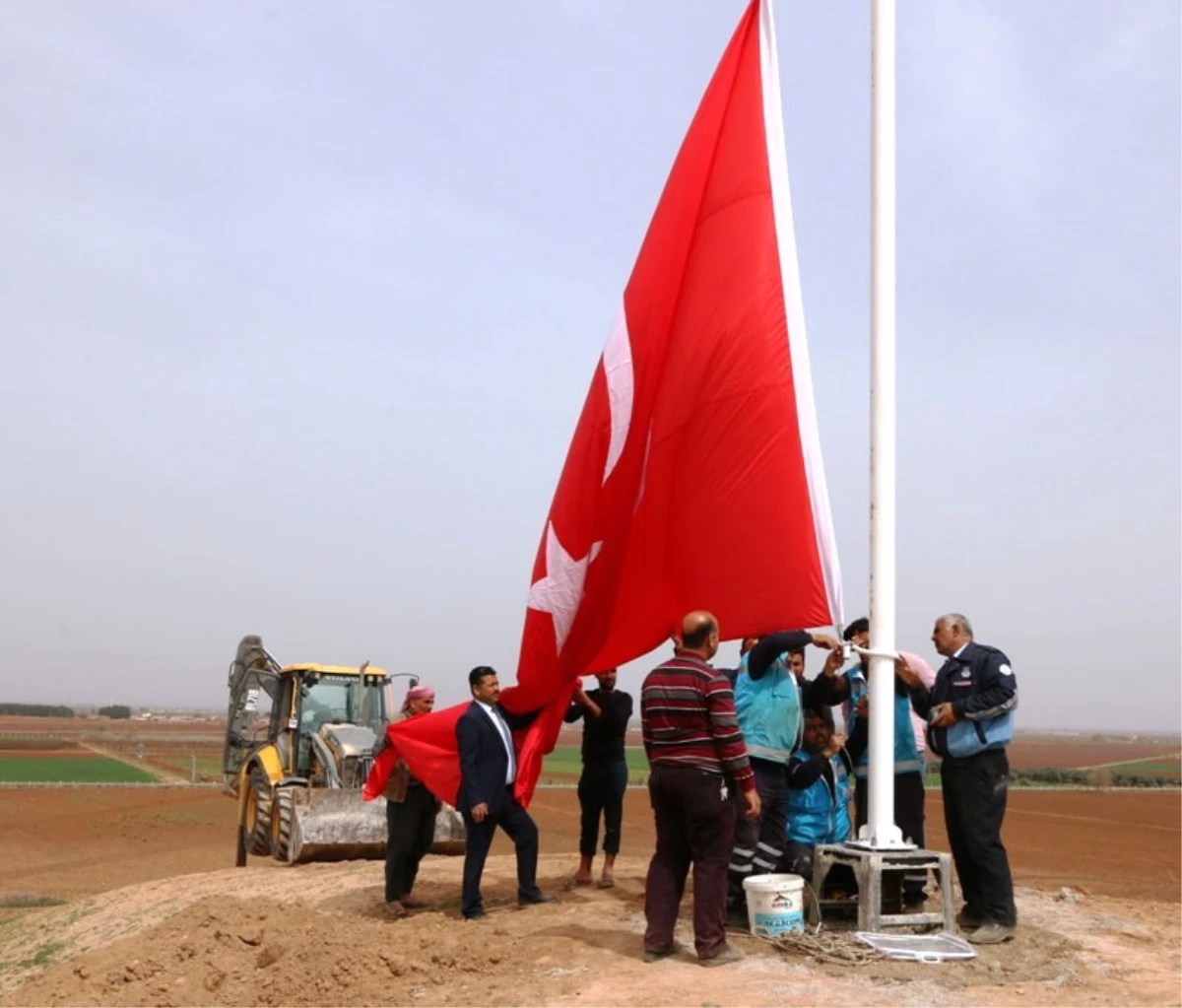 Suriye Sınırındaki Akçakale\'ye İki Dev Türk Bayrağı Dikildi