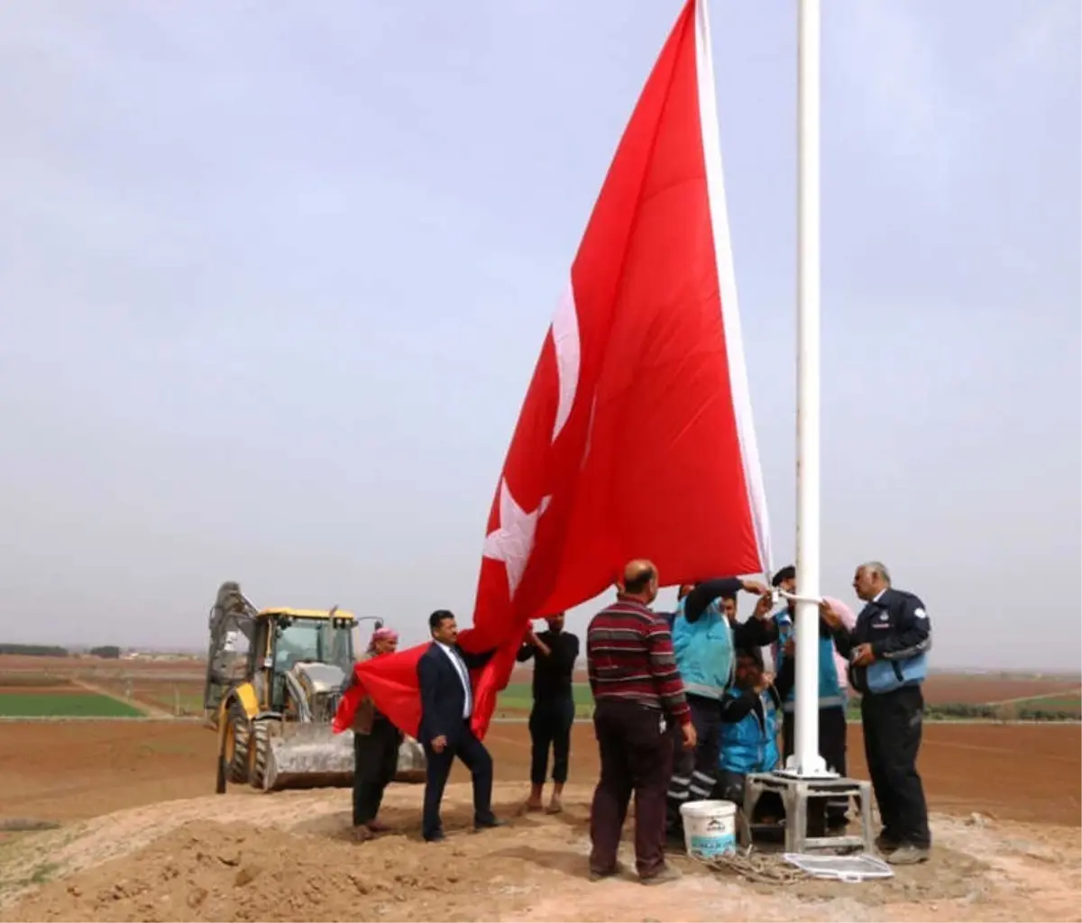 Suriye Sınırındaki Akçakale\'ye İki Dev Türk Bayrağı Dikildi