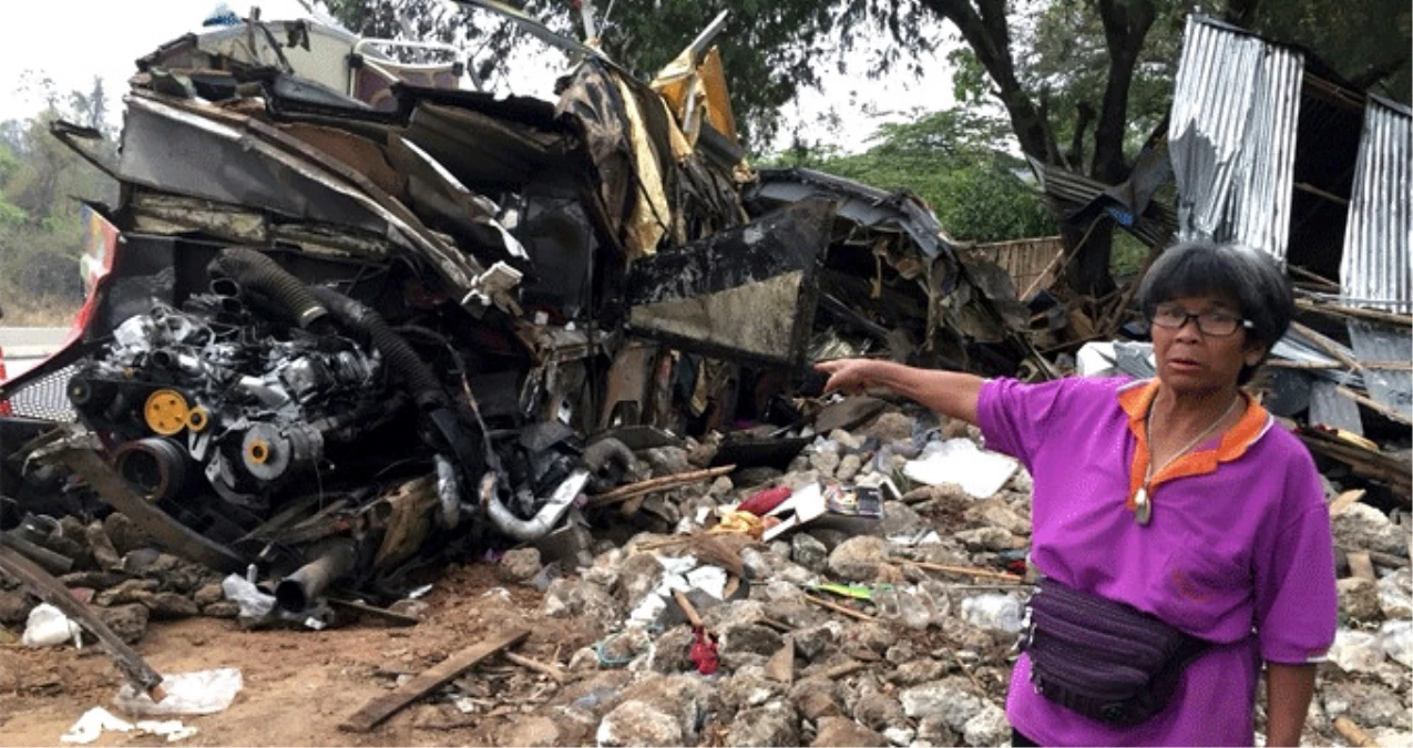 Tayland\'da Tur Otobüsü Kontrolden Çıktı: 18 Ölü, 33 Yaralı Var