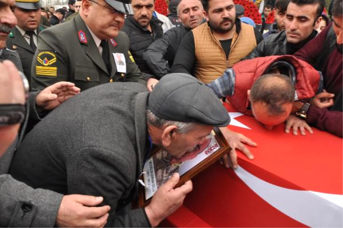 Afrin Şehidini Binler Uğurladı! Acılı Babanın Oğlunun Fotoğrafını Öptüğü Anlar Yürekleri Dağladı