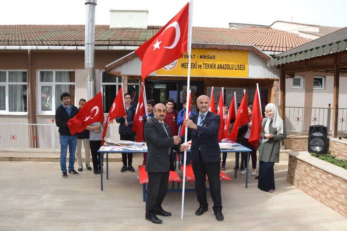 Afrin\'e "Portatif Bayrak Direkleri" Gönderildi