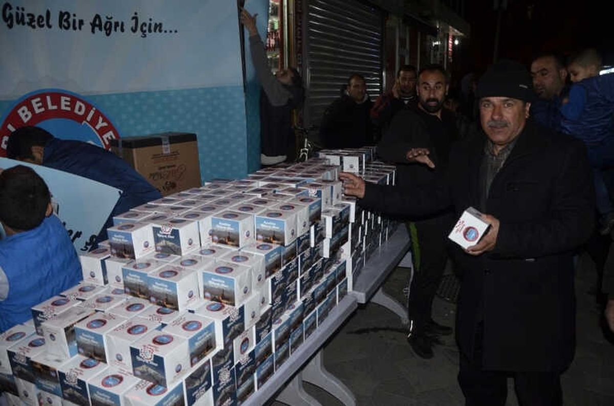 Ağrı\'da Vatandaşlara Kandil Simidi Dağıtıldı