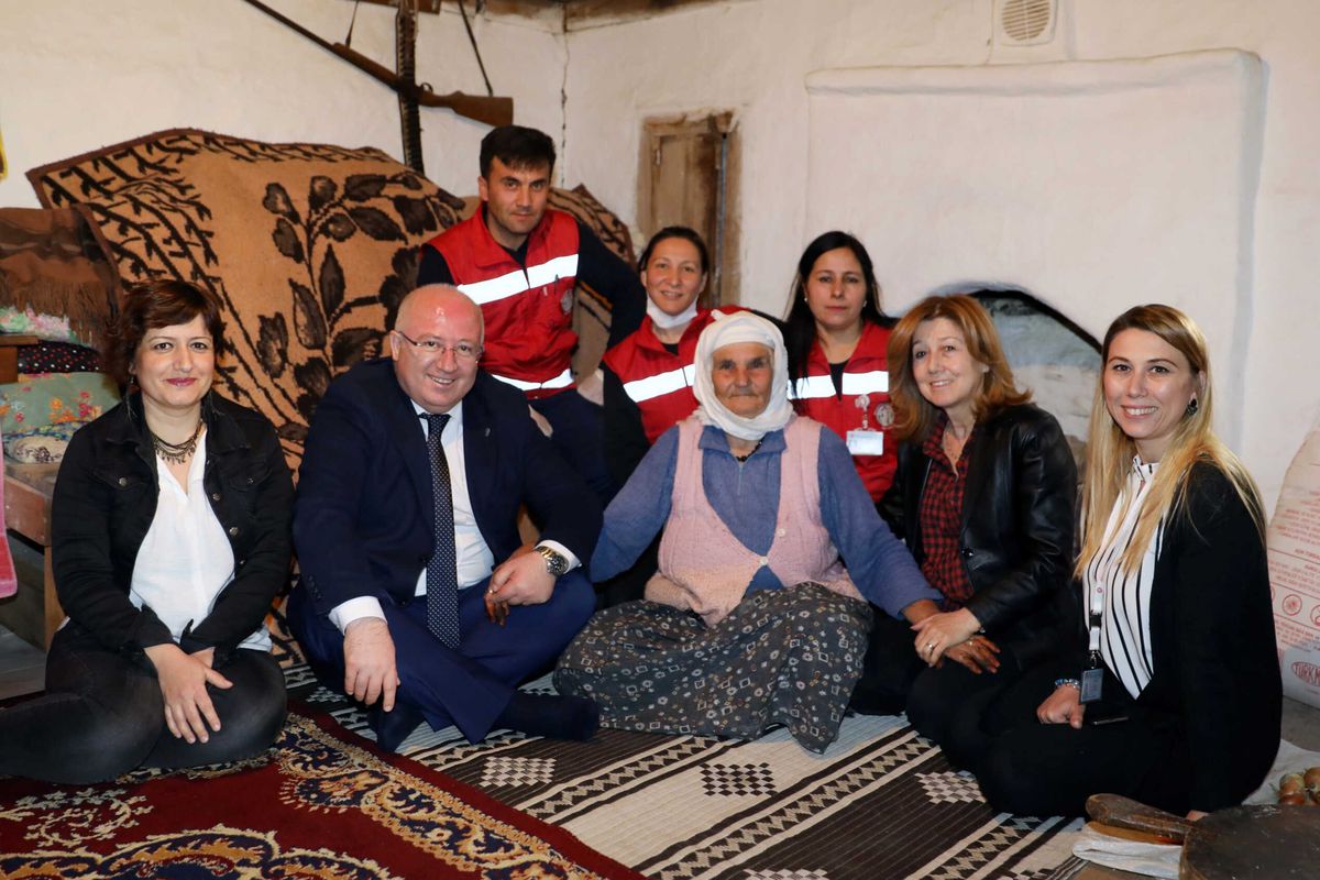 Başkan Gümüş, Makbule Teyzeyle Kamil Amcaya Misafir Oldu