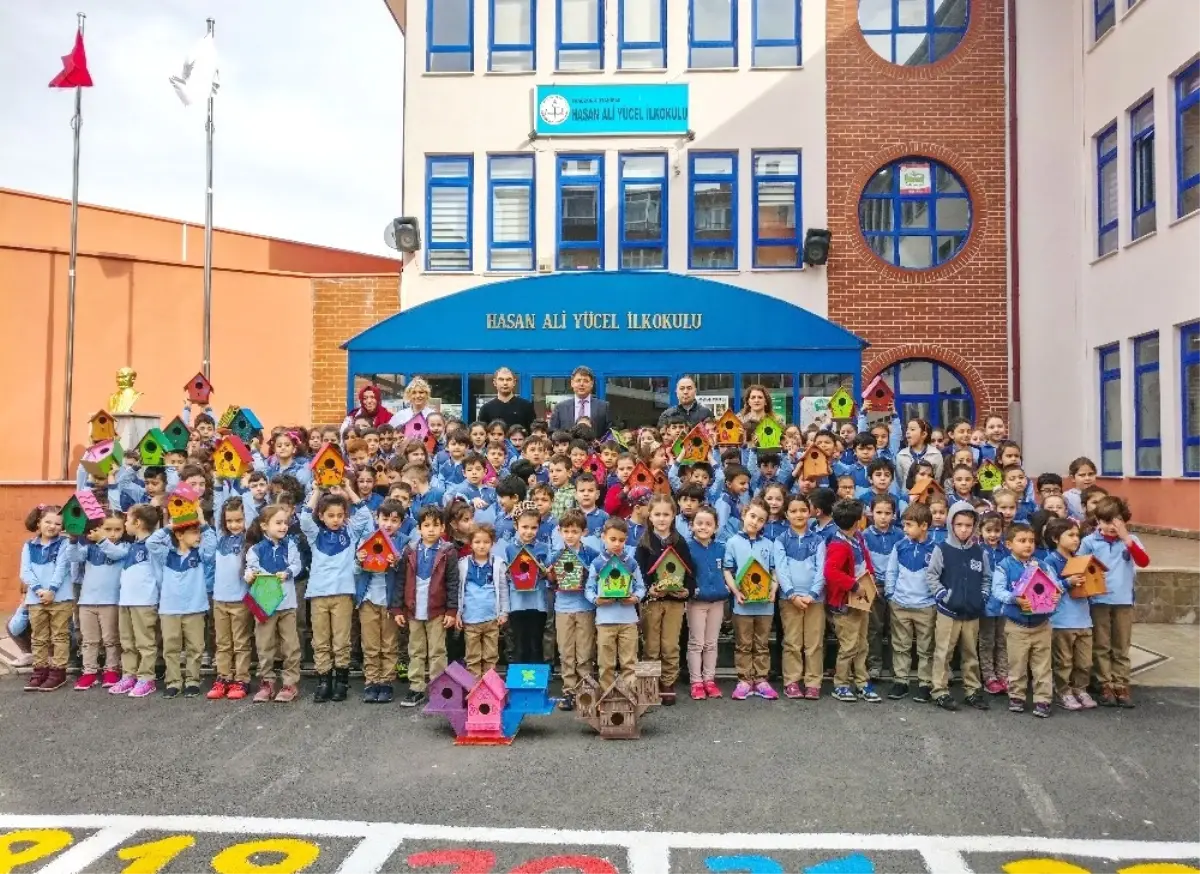 İlkokul Öğrencilerinden Kuşlar İçin Ahşap Yuva