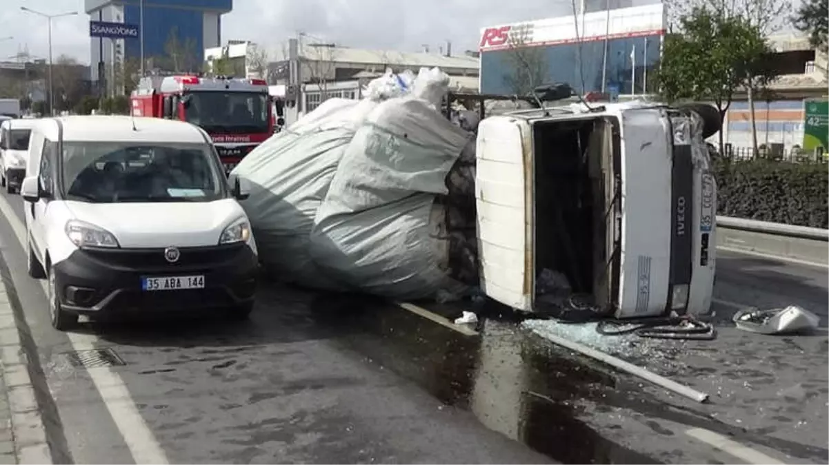 İzmir\'de Hurda Yüklü Kamyon Devrildi: 1 Yaralı