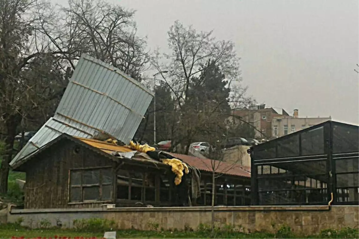 Karabük\'te Fırtına Çatıları Yerinden Söktü