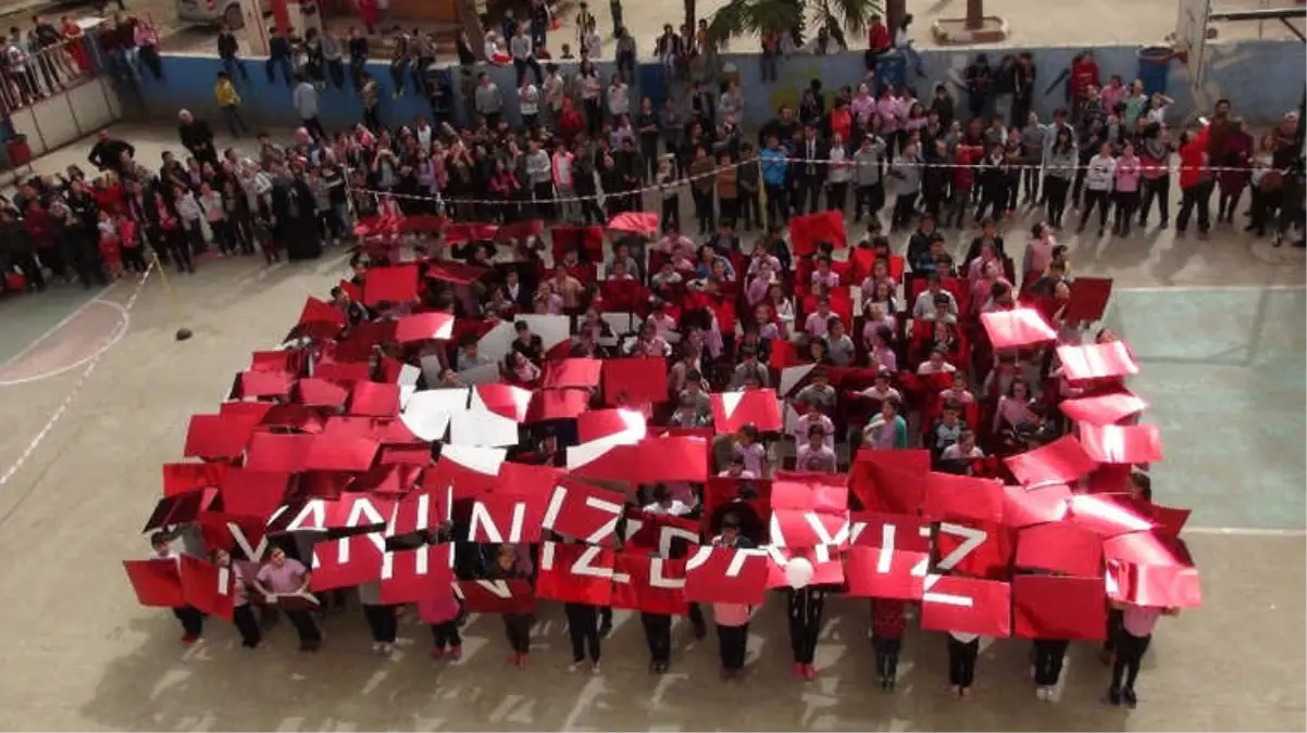 Öğrenciler Şehitlerin İsimleri Yazılı Balonları Uçurdu