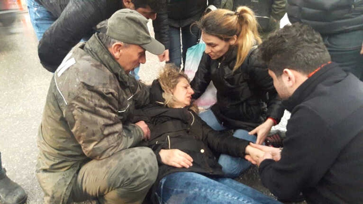 Otomobil Yolun Karşısına Geçmeye Çalışan Kadına Çarptı
