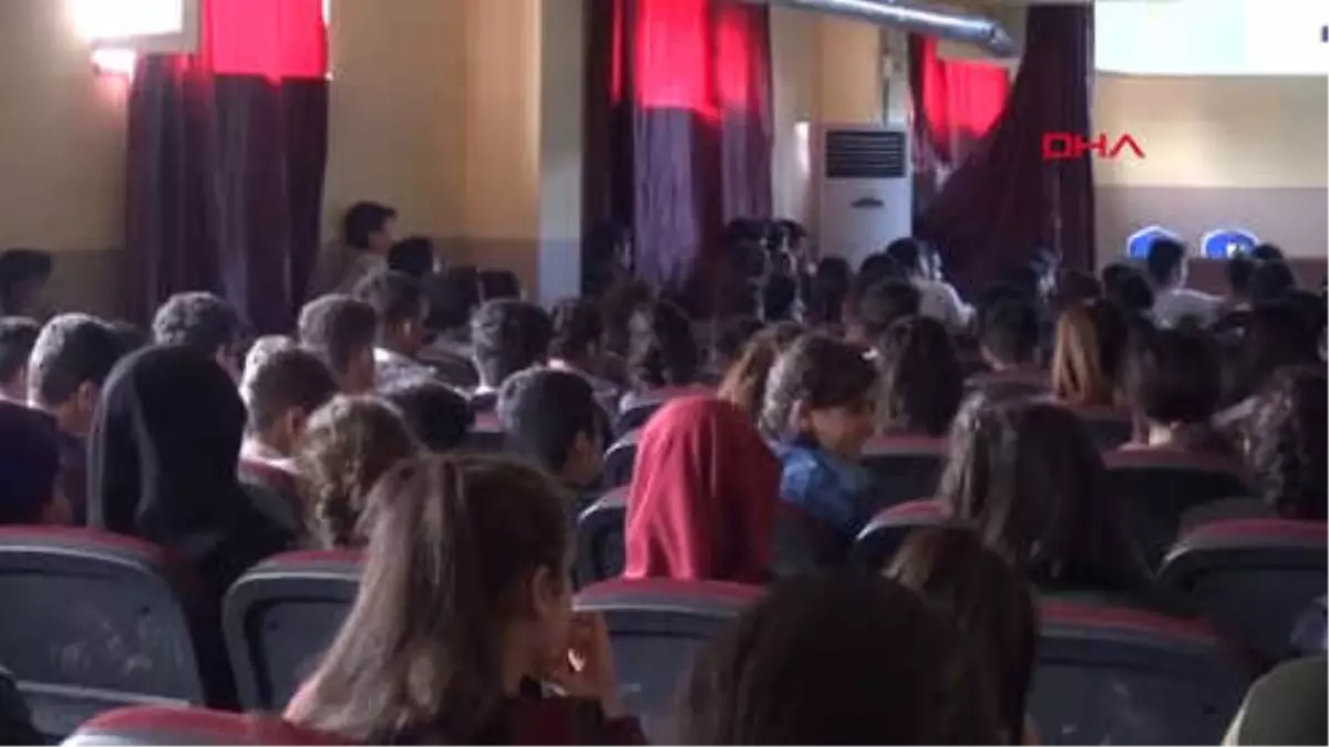 Şırnak Silopi\'de, Küçük Gelinler Tiyatro Sahnesine Taşındı