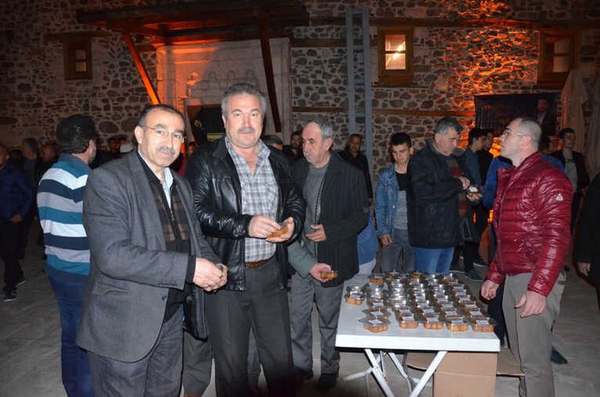 Sivrihisar Belediyesi Regaip Kandili\'ni Eda Eden Vatandaşlara Tatlı İkram Etti