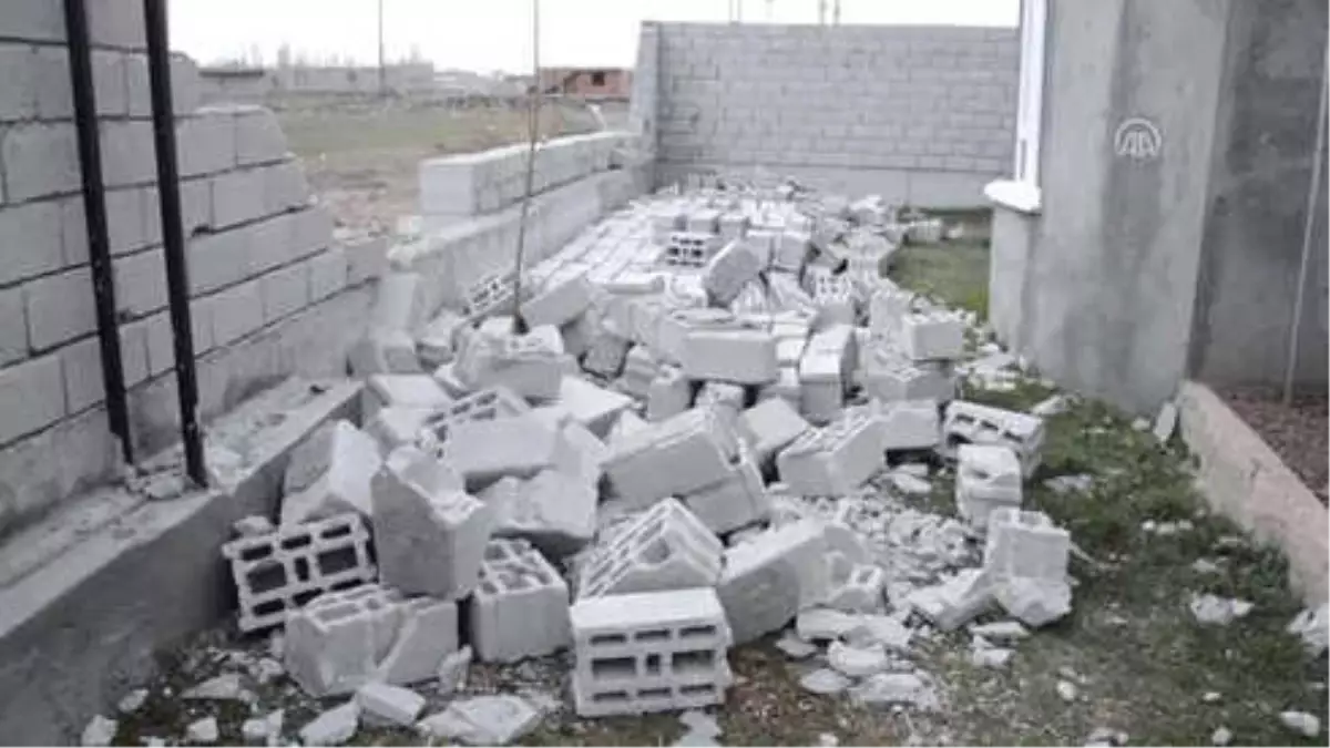 Ağrı\'da Şiddetli Rüzgar - Doğubayazıt\'ta 12 Okulda Hasar Oluştu