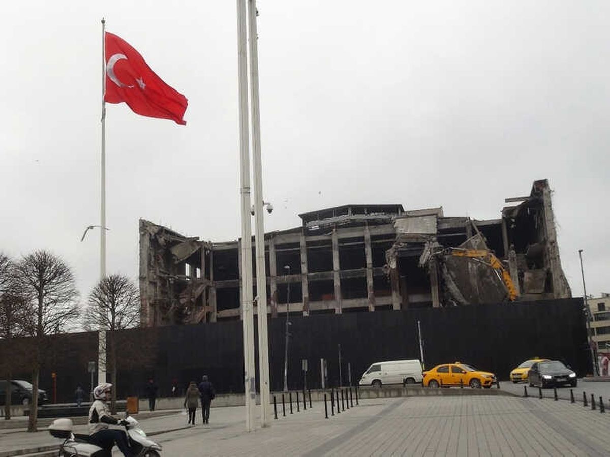 Akm\'nin Yıkım Çalışmaları Aralıksız Sürüyor