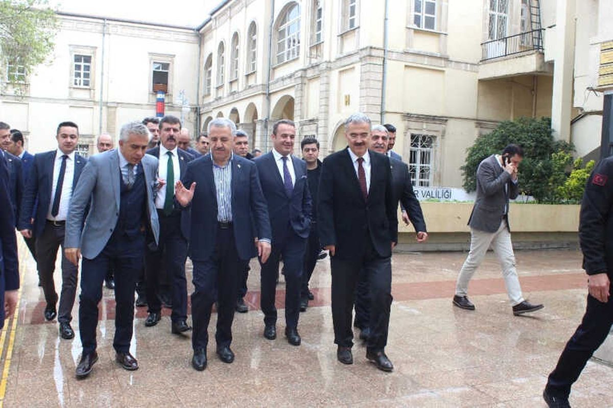 Bakan Arslan\'dan İzmir\'in Yerel Paydaşlarına Proje Eleştirisi