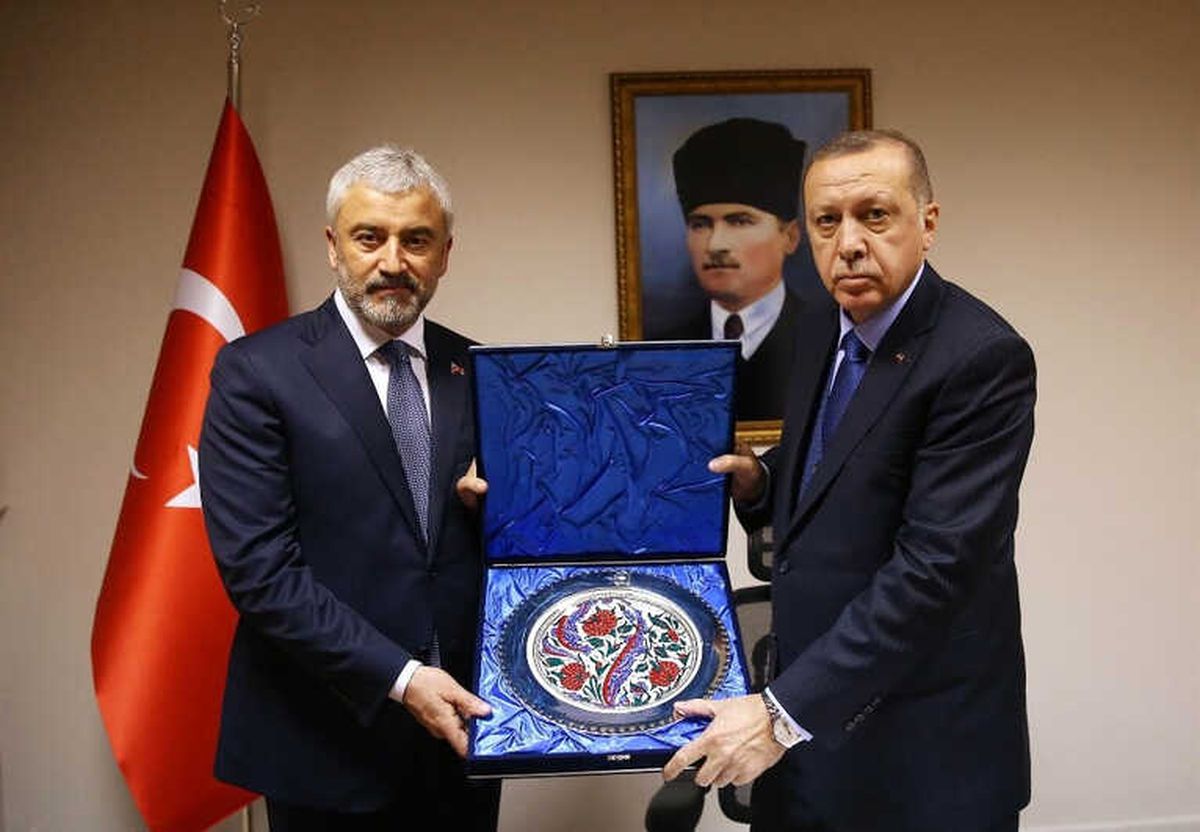 Cumhurbaşkanı Erdoğan\'dan Enver Yılmaz\'a Plaket