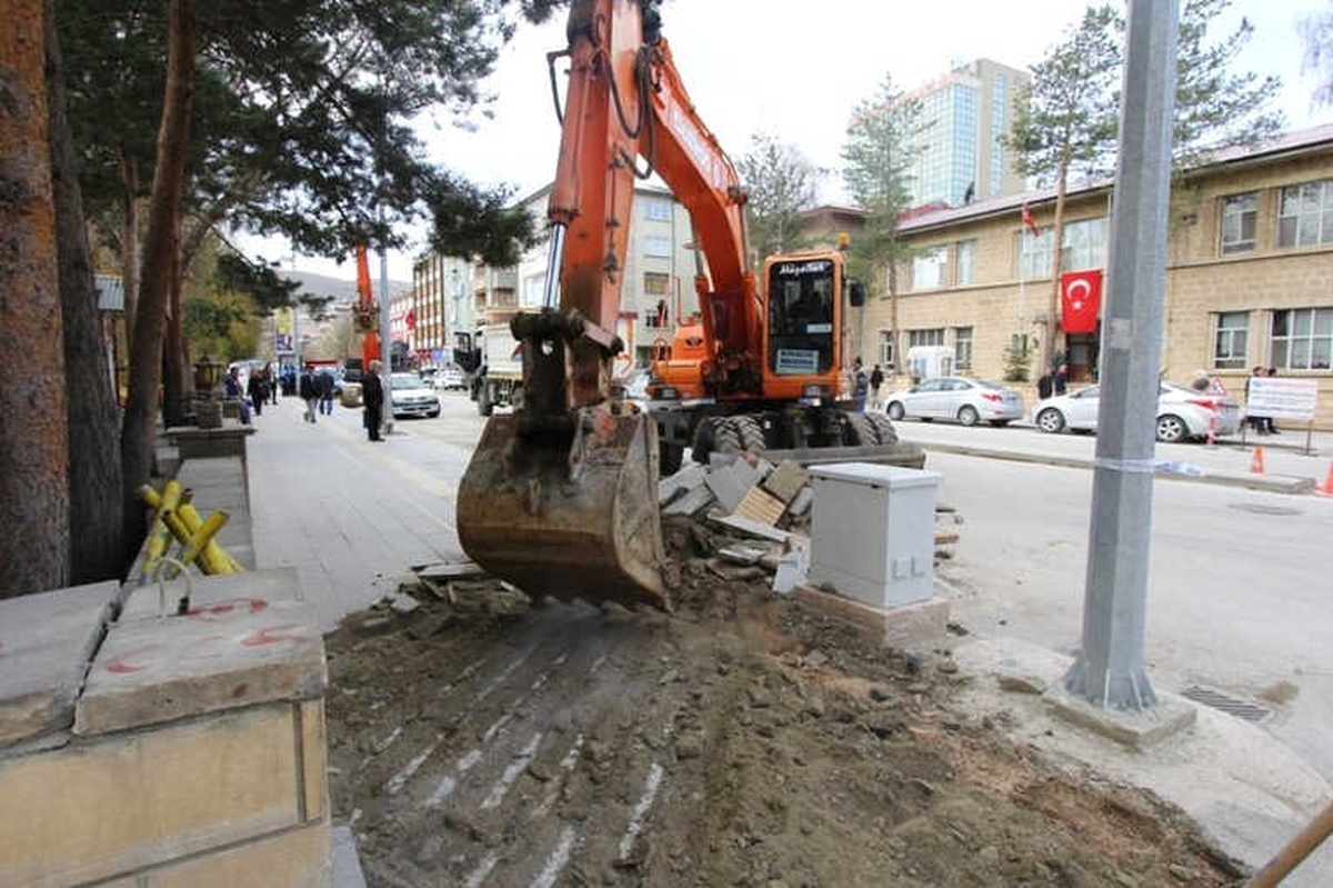 Cumhuriyet Caddesi\'nde Yol ve Kaldırım Yapım Çalışmaları Başladı