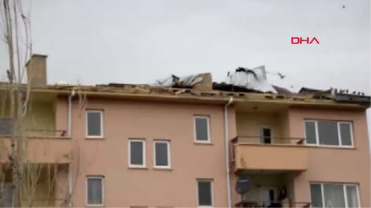 Elazığ- Palu\'da Fırtına Halı Sahaları ve Çatıları Yıktı