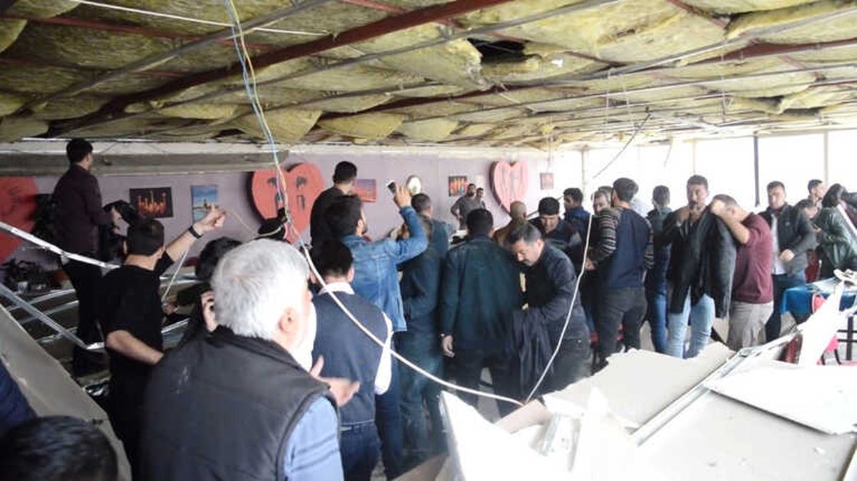 Fırtına Nedeniyle Kahvehanenin Asma Tavanı Çöktü