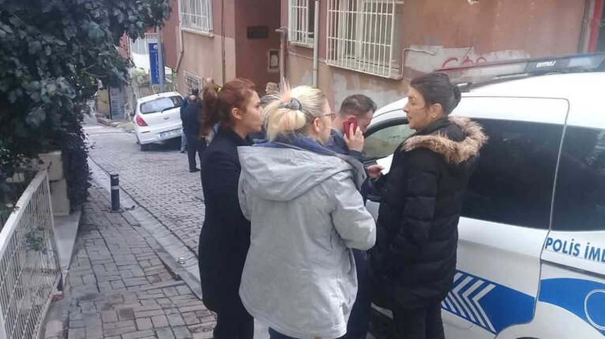 Fren Yerine Gaza Basan Kadın Sürücü Binaya Çarptı