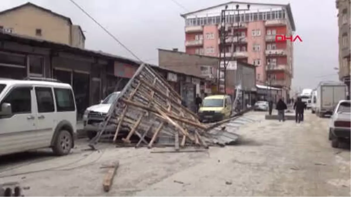 Hakkari Yüksekova\'da Fırtına Çatıları Uçurdu 1 Yaralı