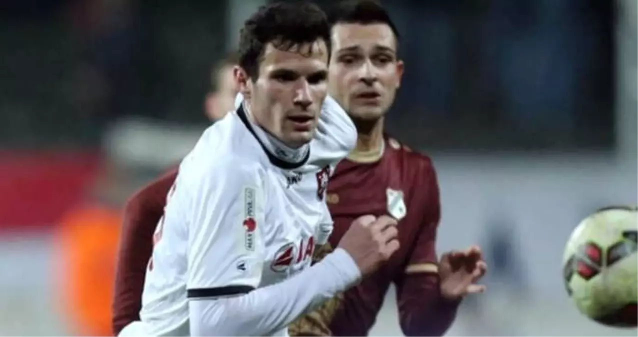 Maçta Göğsüne Top Çarpan Futbolcu, Hayatını Kaybetti