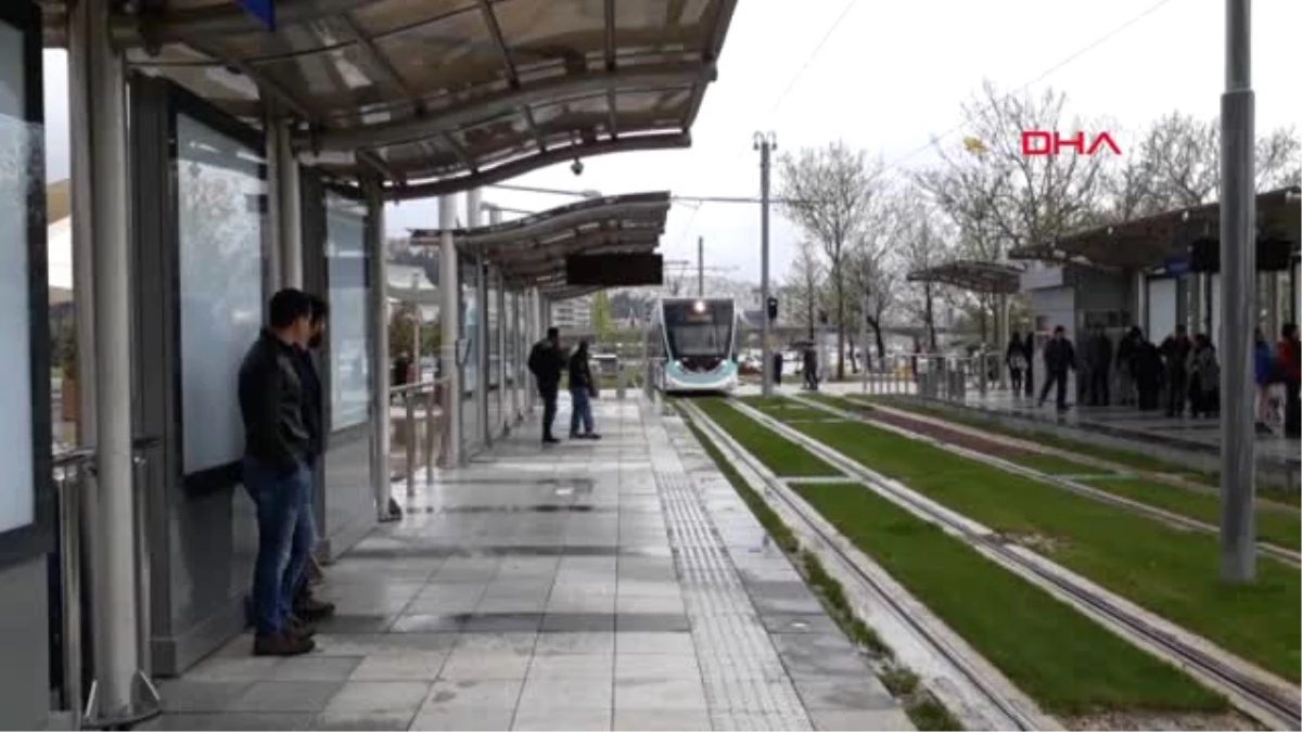 İzmir Konak Tramvayı Yolculu Seferlere Başladı