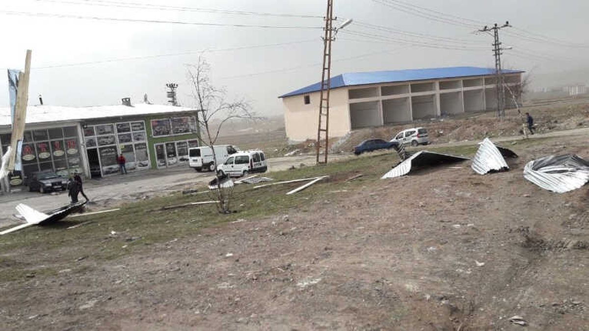 Kars\'ta Rüzgar Çatıları Uçurdu