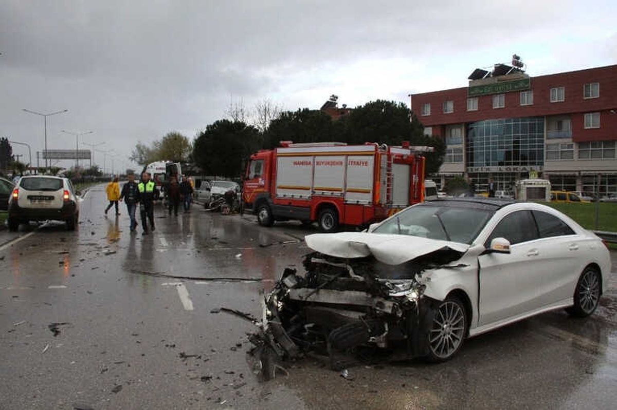 Manisa\'da Zincirleme Trafik Kazası: 6 Yaralı