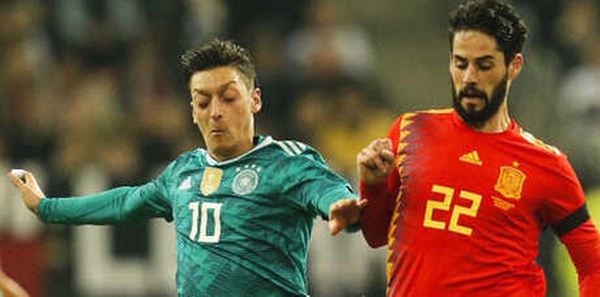 Mesut Özil\'e Şok! Kadro Dışı Kaldı...