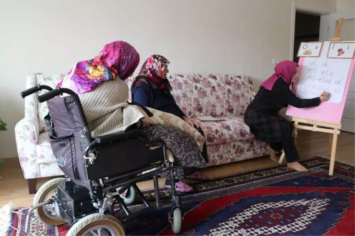 Engelli Kadın Cumhurbaşkanı Erdoğan\'a Mektup Yazabilmek İçin Okuma Öğreniyor