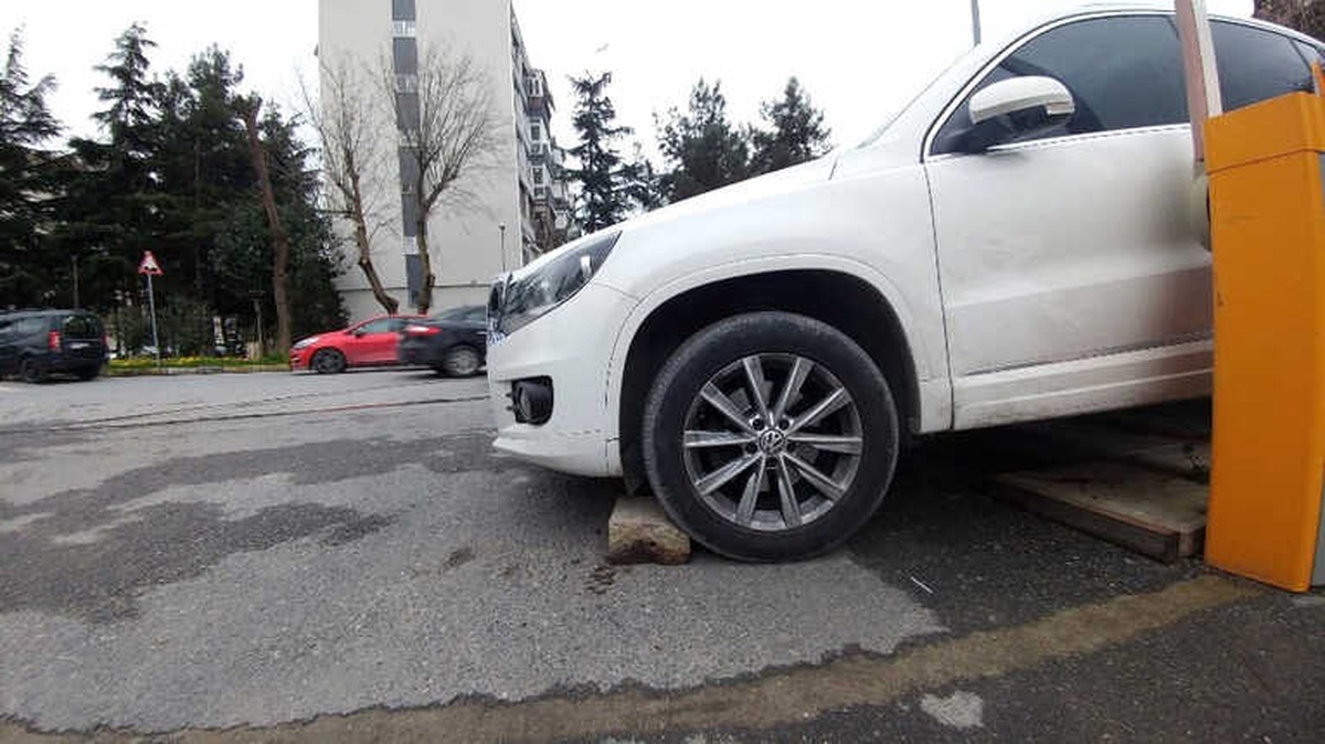 Park Halindeyken Freni Boşalan Araç Yayayı Ezdi