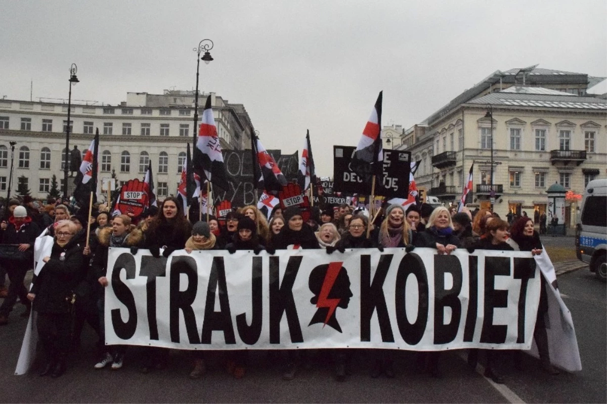 Polonya\'da Kadınlar Kürtaj Yasasına Karşı Yürüdü