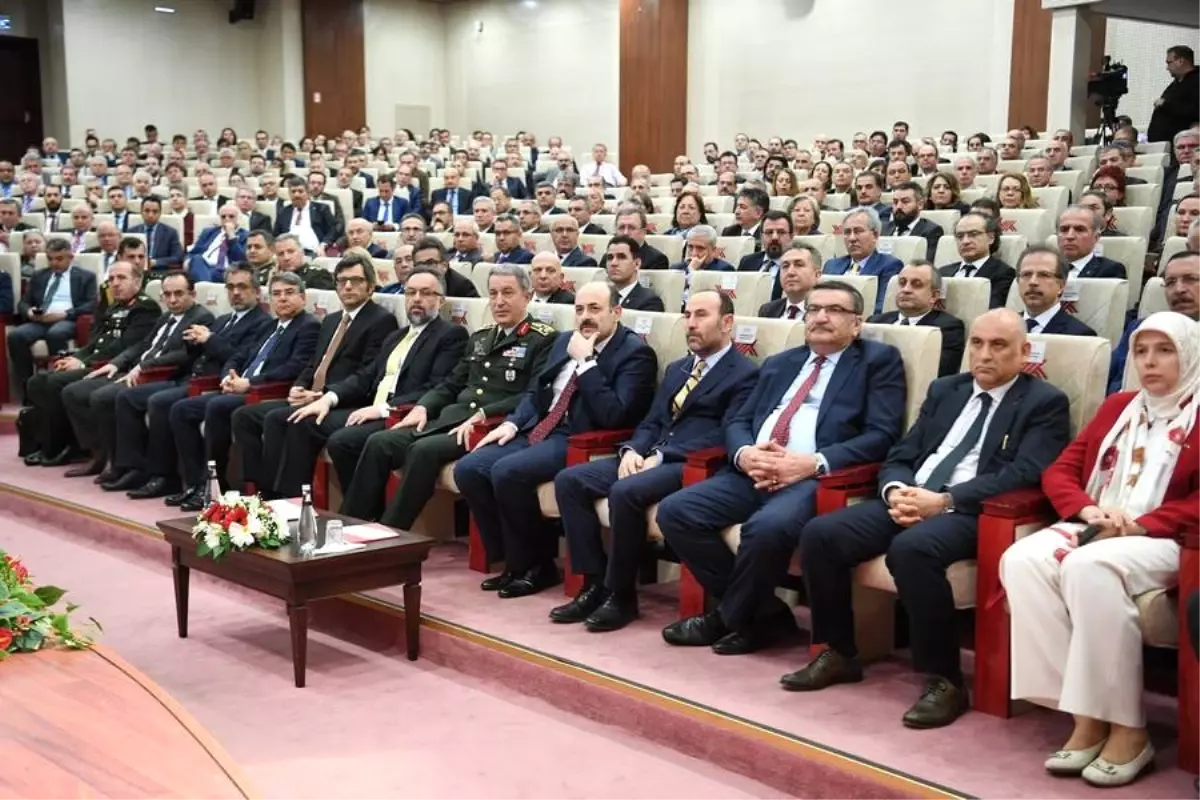 Rektör Durmuş, Genelkurmay Başkanı Akar\'ın Sunduğu \'Türkiye ve Güvenlik\' Konulu Konferansa Katıldı